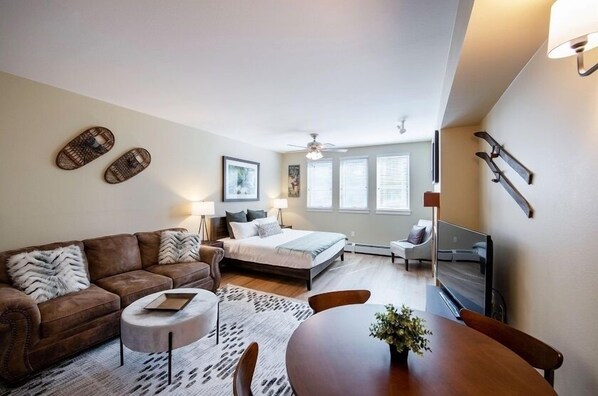 Home Decor, Lamp, Desk, Furniture, Table