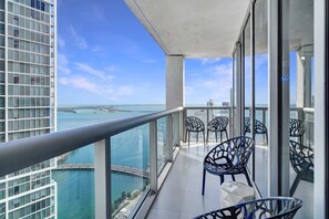 Have a bird's eye view on the 48th floor