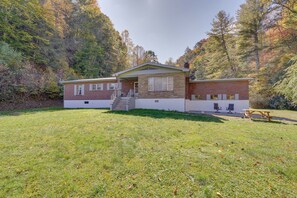 Single-Story House | On-Site Creek | 15 Mi to Breaks Interstate Park