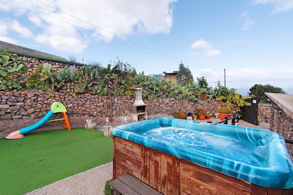 Outdoor spa tub