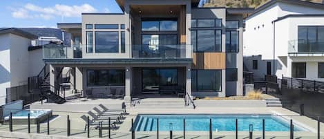 New Luxury Large Modern Home with Pool & Views
