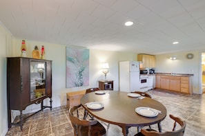 Dining Area | Dining Table | Dishware/Flatware | Free WiFi