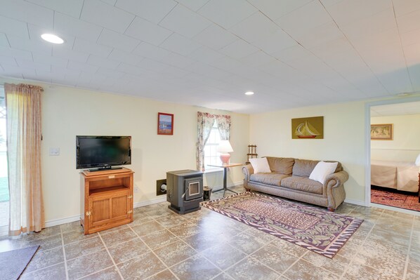 Eastport Vacation Rental | 1BR | 1BA | 1,650 Sq Ft | 1 Exterior Step Required