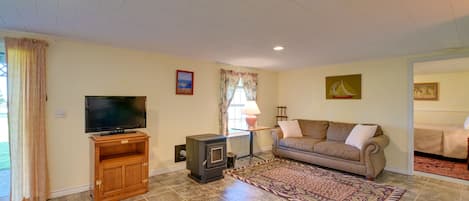 Eastport Vacation Rental | 1BR | 1BA | 1,650 Sq Ft | 1 Exterior Step Required