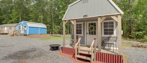 Higden Vacation Rental | Studio | 1BA | Stairs Required to Enter | 240 Sq Ft