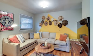 Den | Full Sleeper Sofa | Central Heating | Smart TV | Free WiFi