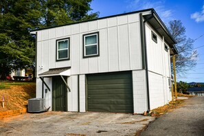 Copper Duck cottage- Garage, bring your motorcycles or kayaks