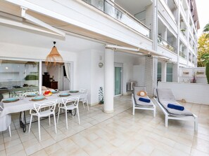Möbel, Tabelle, Gebäude, Fenster, Wohnzimmer, Fussboden, Stuhl, Flooring, Zimmerpflanze, Grundeigentum