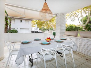Tabelle, Möbel, Pflanze, Eigentum, Weiss, Stuhl, Azurblau, Interior Design, Die Architektur, Schatten