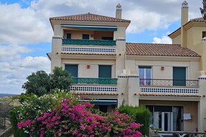 Außenseite Ferienhaus [Sommer]