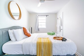 Superhost Airbnb
Escape to our urban oasis bedroom, featuring a cozy king & queen-size bed and vibrant greenery