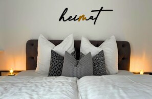 Schlafzimmer mit Boxspringbett