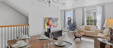 Welcoming dining area of the townhouse in Orlando - Indulge in culinary delights together - 6 persons dining - Chic dining area featuring a stylish table and contemporary seating