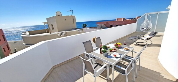 Terrasse mit verschiedenen Sitz-/Liegemöglichkeiten und mit tollem Meerblick