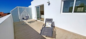 Terrasse mit verschiedenen Sitz-/Liegemöglichkeiten und mit tollem Meerblick