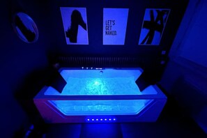 Indoor spa tub