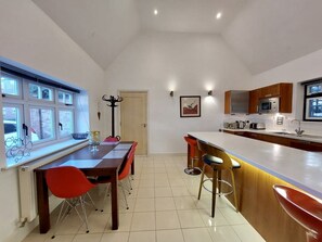 Large modern kitchen with breakfast bar. 