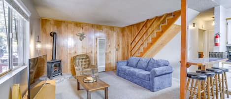 Rialto Vacation Rental | 2BR | 1BA | 840 Sq Ft | 2 Steps Required to Enter