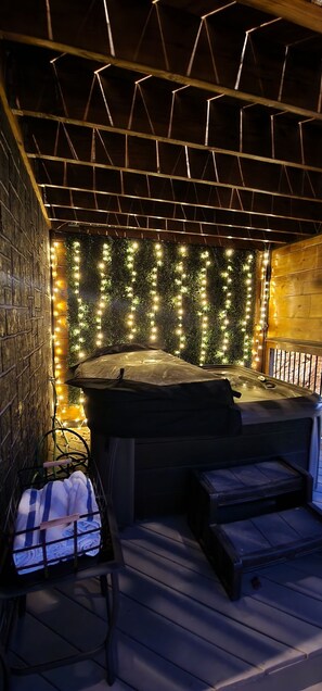 Relax after a long hike, day on the town shopping in our soothing hot tub.