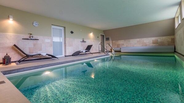 28° warmer Indoor Pool