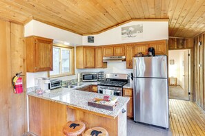 Kitchen | Stove/Oven | Refrigerator