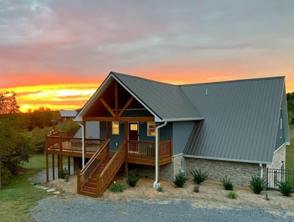 Sunset Haven has a gravel driveway and parking that pulls up to the front steps.