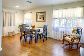 Dining Area | Single-Story House | 1,000 Sq Ft | 6 Mi to The Dali