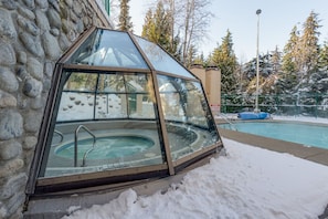 Communal pool & hot tub
*please kindly note that hot tub repairs will be taking place April 22 - May 23rd, during this time the hot tub will be unavailable for use*