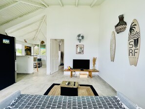 Salon ouvert : TV, WIFI, Chaines, jeux, canapé 