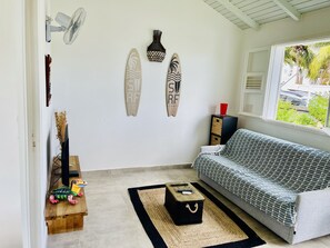 Salon ouvert : TV, WIFI, Chaines, jeux, canapé aéré