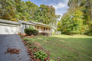 Home Exterior | Keyless Entry | 10 Mi to Asheville