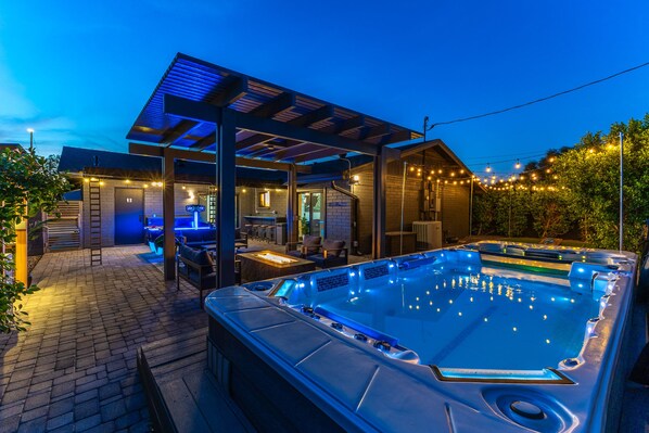 The swim spa does not heat. Only the hot tub side heats