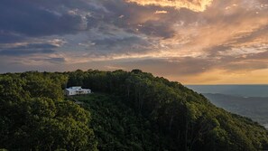 Crest View Lodge - Situated on 92 acres atop Lookout Mountain
