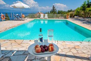 Refresh with drinks at Eleni%27s poolside