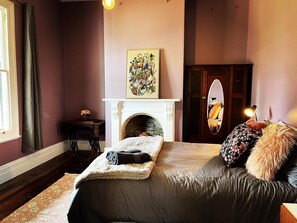 The library bedroom (Master)