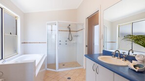 Main Bathroom | Bath Tub