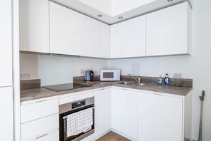 Fully fitted kitchen with all mod cons and appliances