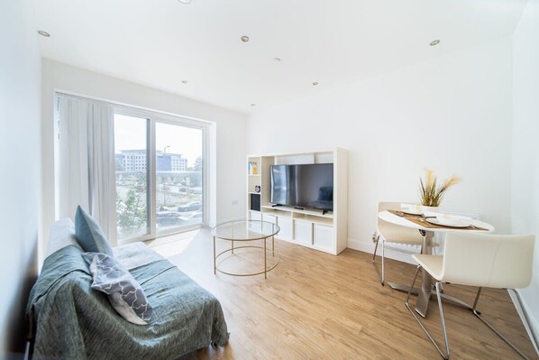 A home from home away! Easy 24/7 check-in, Free Parking, Free WiFi, Tv with Netflix and all the facilities you would need to make your stay enjoyable and practical whether it's a business or a family trip
