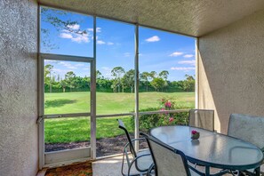 There is a western view from the screened lanai and enjoy nightly sunsets from the lanai
