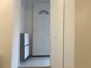 Entree de l'appartement qui se trouve légèrement en sous-bassement