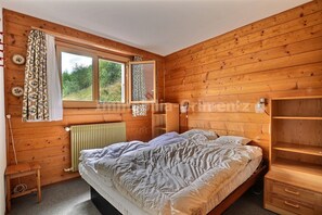 Bedroom with 2 beds