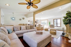 Living Room | Fireplace | Free WiFi | Sleeper Sofa