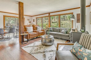 Living Room | Queen Sleeper Sofa | Free WiFi