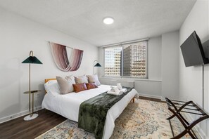 You’ll love unwinding in this bedroom, complete with luxurious pillows and a cozy blanket that invite you to snuggle up. Picture yourself enjoying a restful night’s sleep, wrapped in comfort and warmth.