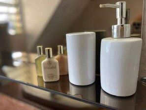 Bathroom amenities