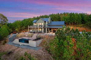 Exterior: Unwind on the deck, soaking up stunning views and sunsets in nature's embrace!