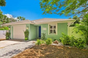 Flamingo Cottage Beautifully Landscaped Private Garage