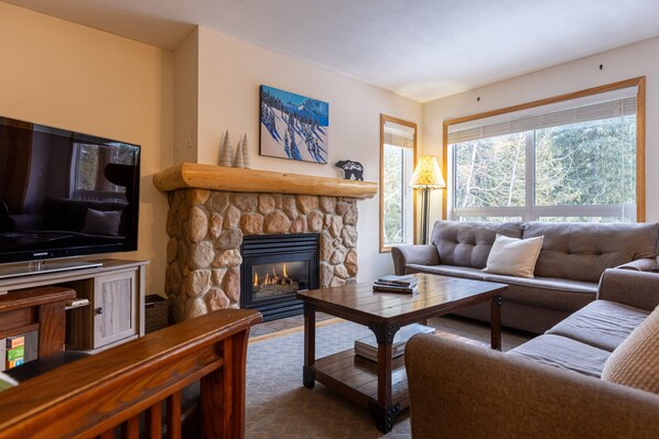 Living Room l Gas Fireplace
