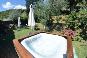 Outdoor spa tub
