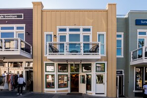 Walk to everything - restaurants, shopping, the Egyptian Theater and more!
